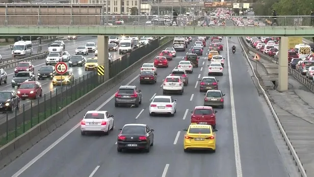 İstanbul güne yine ulaşım çilesiyle başladı! Metrobüs arızası nedeniyle Edirnekapı durağında araç kuyruğu oluştu-3