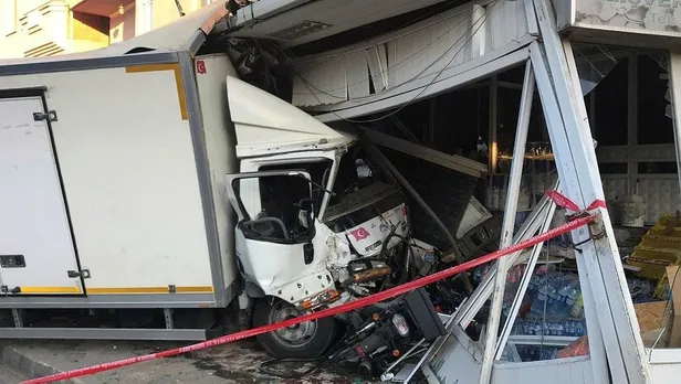 Bursa'daki dehşet anları kamerada! Dolmuş bekleyen 5 kişiye çarpıp, markete daldı-3