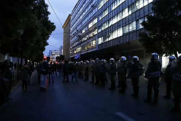 yunanistan-karisti-atinada-halk-polis-siddetine-karsi-sokaklara-dokuldu-1635197433128.jpeg Yunanistan karıştı! Atina'da halk polis şiddetine karşı sokaklara döküldü-2