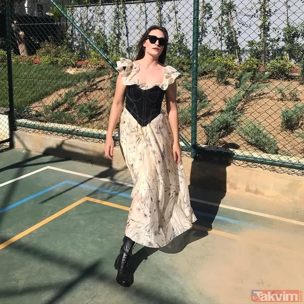 Esra Bilgiç süper minisini giydi kitaplarıyla poz verdi! ‘Liseli’ yorumları havada uçuştu tarzı sosyal medyayı salladı - 10