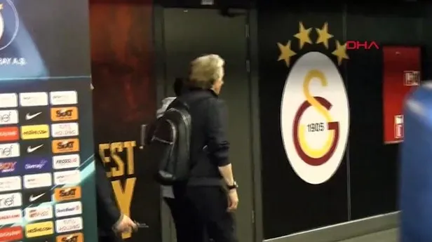 fenerbahce-teknik-direktoru-jorge-jesusa-ceza-yolda-tecrubeli-teknik-adamdan-soke-eden-hareket-1685904516616.jpeg Fenerbahçe teknik direktörü Jorge Jesus'a ceza yolda! Tecrübeli teknik adamdan şoke eden hareket-2