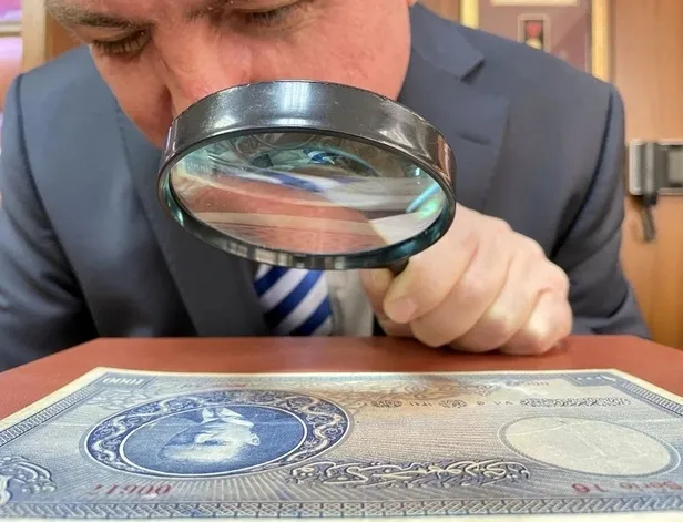 eski-1000-tllik-banknotu-bulan-turnayi-gozunden-vurdu-tek-bir-tanesi-bile-servet-ediyor-hemen-sandiklari-kurca-1690366486543.jpg Hemen dolapları karıştırın! Tek bir tanesi bile servet ediyor! Eski 1000 TL'lik banknotu bulan turnayı gözünden vurdu!-3