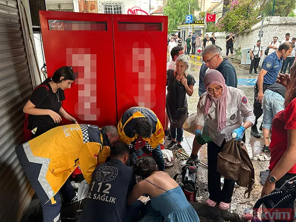 İzmir'de kent merkezi sularla doldu: Ağaçlar devrildi, araçlar gidemedi | Sokakta 2 kişi elektrik akımına kapılarak hayatını kaybetti - 40