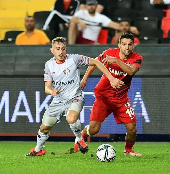 gaziantep-fk-sahasinda-antalyasporu-2-0-maglup-etti-1631561258769.jpeg Gaziantep FK sahasında Antalyaspor'u 2-0 mağlup etti-3
