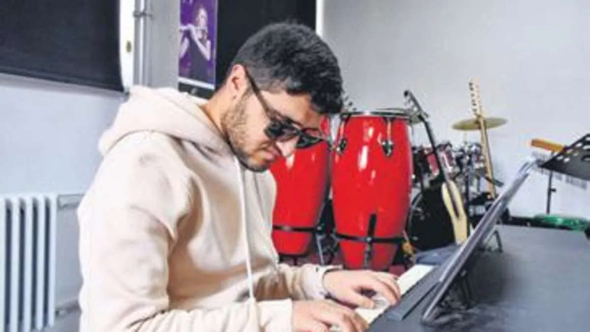 Van'da görme engelli gencin müzik dünyasına yolculuğu!