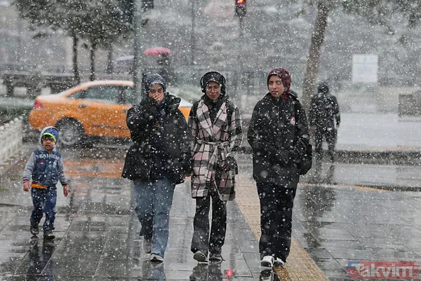 Çanakkale'nin Yüksek Kesimlerinde Kar Etkili Oldu Çanakkale'nin Yüksek Kesimlerinde Kar Yağışı Etkisini Gösterdi. Kentte Dün Akşam Saatlerinden Beri Devam Eden...