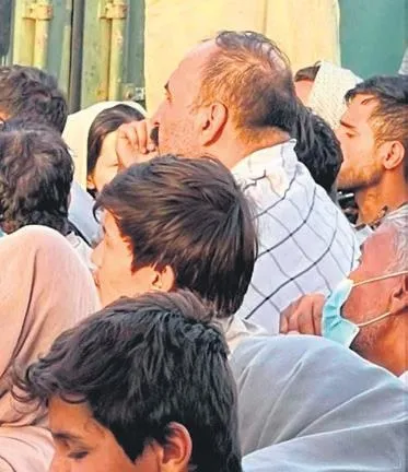 Afganistan vatandaşları Kabil Havaalanı etrafında tahliye umuduyla bekliyorlar! 31 Ağustos trafiği-2