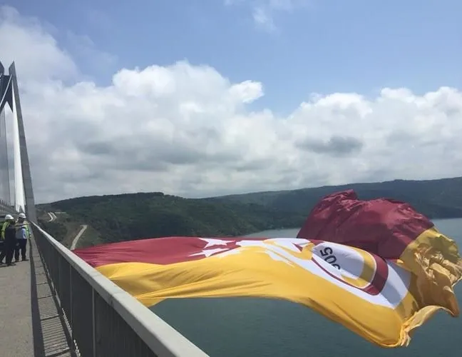 İstanbul’da köprüler sarı kırmızıya boyandı!