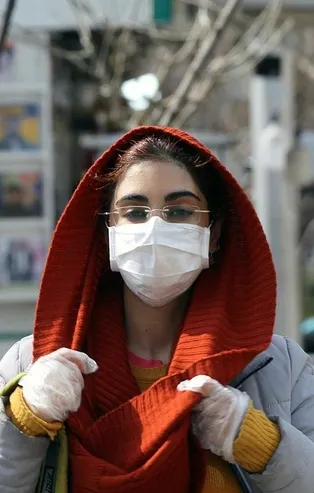 İran'da fabrikalar, koronavirüse karşı tıbbi maske yetiştirebilmek için 24 saat çalışıyor