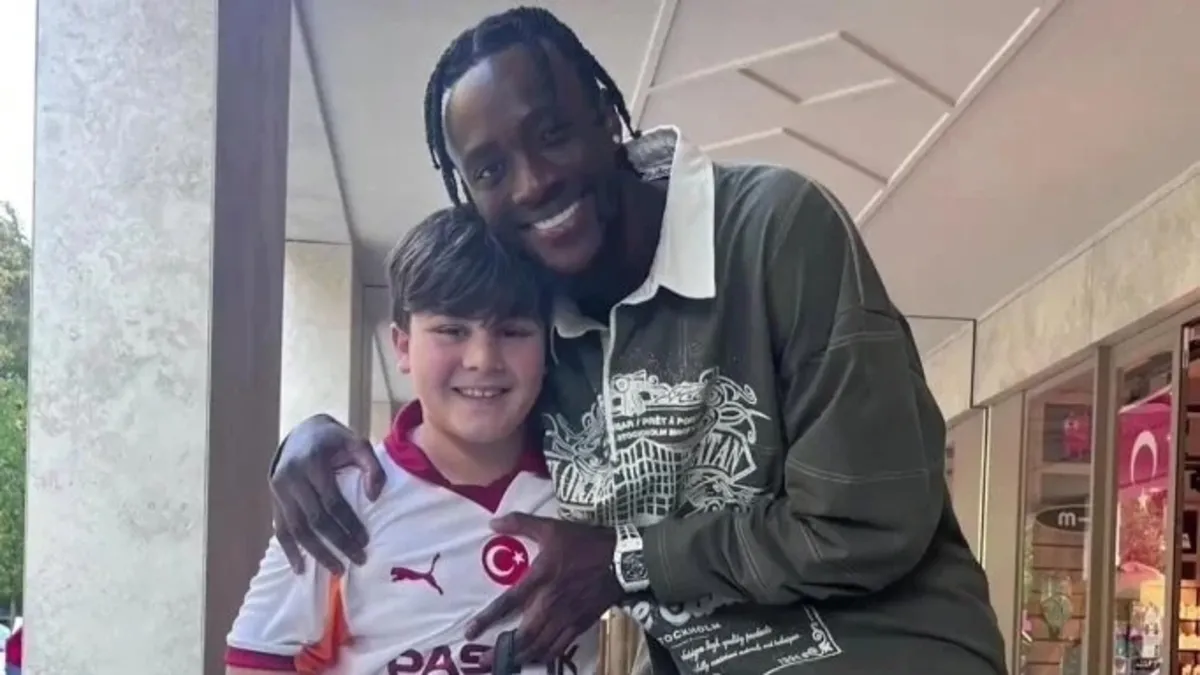 Tammy Abraham Galatasaraylı taraftarla fotoğrafla çektirdi