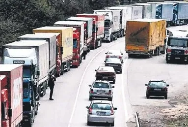 Sınırda tır geçişleri durdu