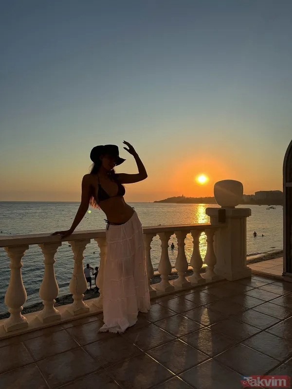 Tatile çıkan Özgü Kaya’dan art arda bikinili pozlar geldi! Günbatımında paylaşıp... - 11