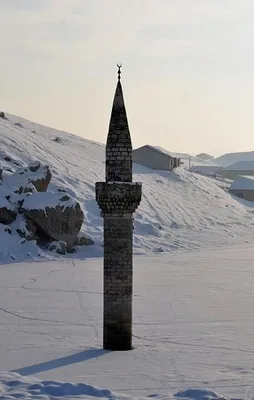 Buz tutan barajdaki minare ilgi çekiyor