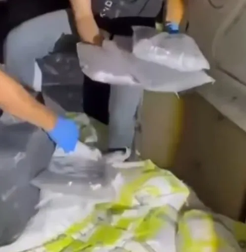 balikesirde-gubre-cuvallari-arasindan-11-kilo-200-gram-uyusturucu-cikti-1784398787827.jpeg Balıkesir’de gübre çuvallarına gizlenen 11 kilo 200 gram skunk ele geçirildi: 2 kişi tutuklandı-3