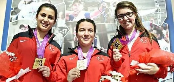 Ankara'da düzenlenen Dünya Salon Okçuluk Şampiyonası'nda Gizem Elmaağaçlı, Evrim Sağlam ve Nevin Akdağ'ın temsil ettiği Makaralı Yay Genç Kız Milli Takımı, altın madalyanın sahibi oldu.