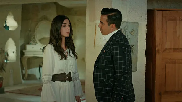 Burcu Kıratlı, Külliye'deki davete hazırlanıyor-7