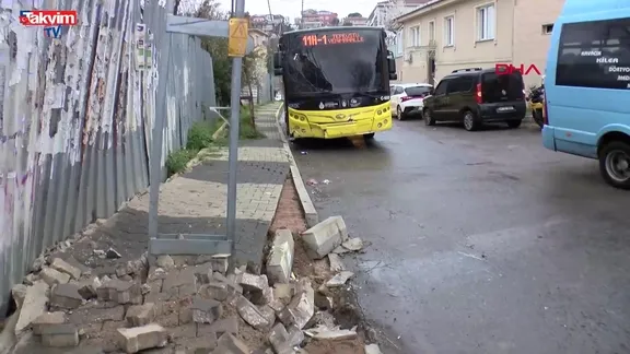 Beykoz’da yağış kazayı getirdi: İETT otobüsü direğe çarptı 4 yaralı