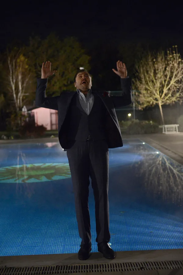 Yetkin Dikinciler buz gibi havuza atladı-3