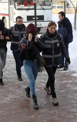 Sivas'ta fuhuş operasyonu! 4 kadın 1 erkek...