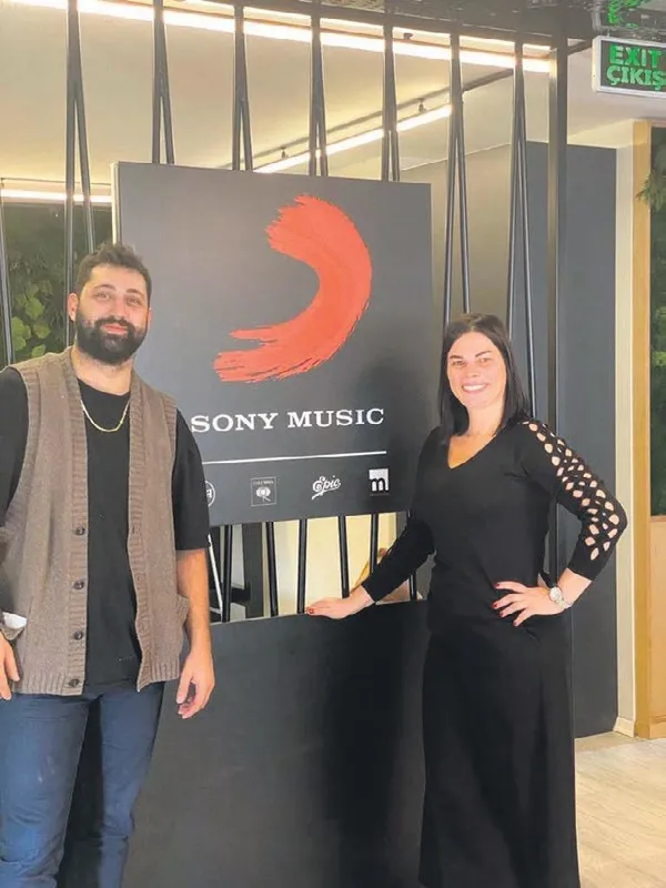 azeri-sarkici-gunel-zeynelova-vefali-cikti-ahmet-selcuk-ilkani-gorunce-bakin-neler-soyledi-1635198588516.jpeg Azeri şarkıcı Günel Zeynelova vefalı çıktı! Ahmet Selçuk İlkan'ı görünce bakın neler söyledi-5