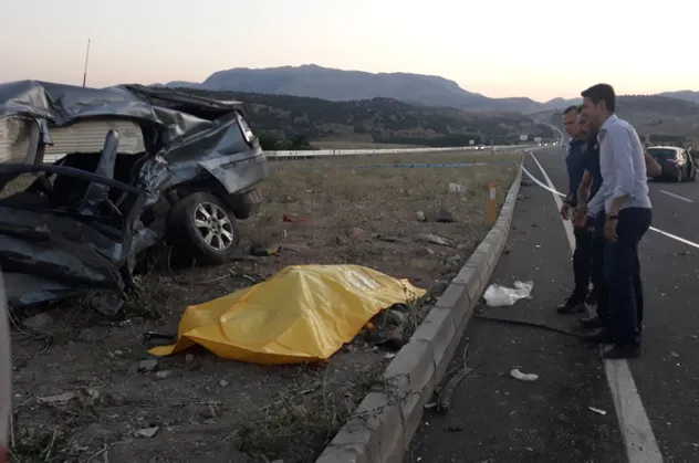 Feci kaza! Ölü ve yaralılar var... Sinir krizi geçiren vatandaşları polis teselli etti
