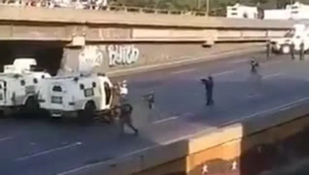 Venezuela'da Amerikan destekli darbeci askerler gözaltına alınıyor