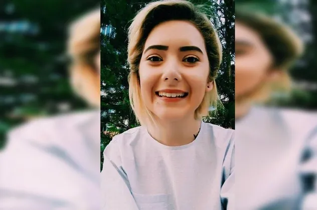 Gerçek iki dudağın arasında
