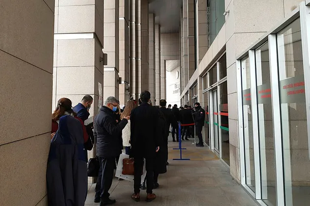 İstanbul Adalet Sarayı'na girişte metrelerce HES kuyruğu oluştu! Hepsi tek tek kontrol ediliyor