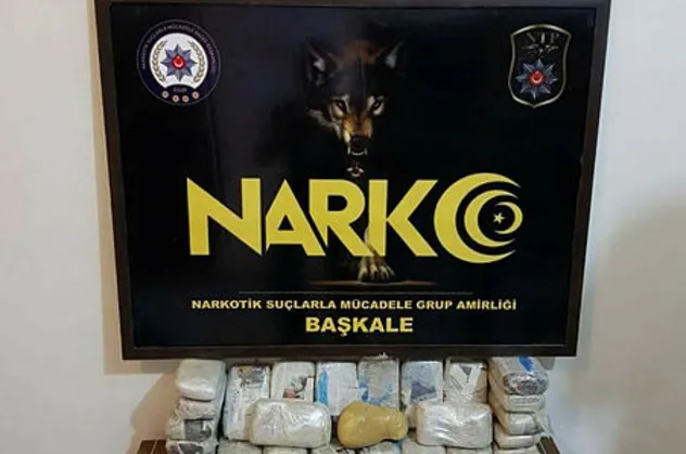 Başkale’de su kolilerinin altına gizlenmiş 27 kilo 794 gram eroin ele geçirildi