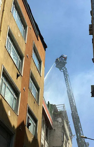 Bayrampaşa'da 5 katlı binada yangın paniği! Tadilat sırasında bir anda alev aldı