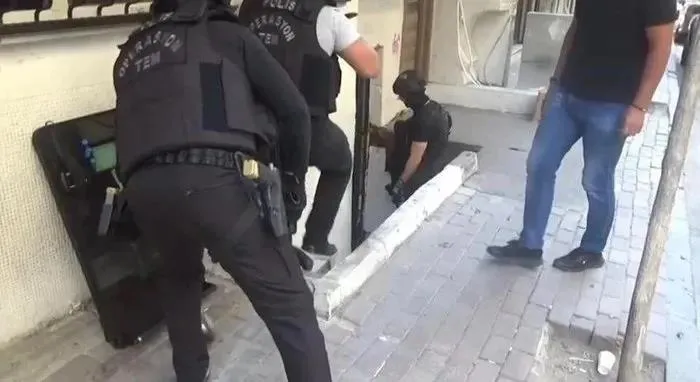 teror-orgutu-deasin-kanli-eylem-plani-bozuldu-eylem-hazirligindaki-terorist-istanbulda-yakalandi-1725021468709.jpeg Terör örgütü DEAŞ'ın kanlı eylem planı bozuldu! Eylem hazırlığındaki terörist İstanbul'da yakalandı-2