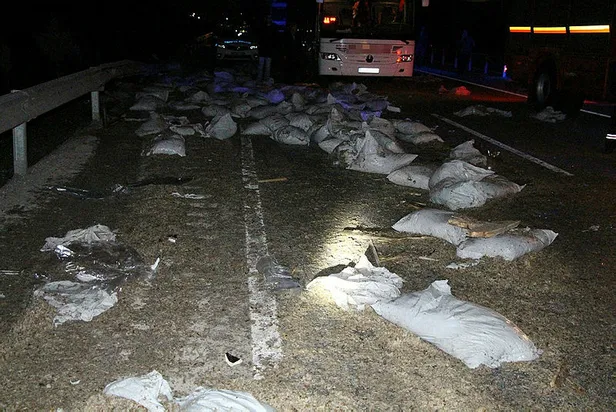 Manisa'da feci kaza! Yolcu otobüsü ile TIR çarpıştı-2