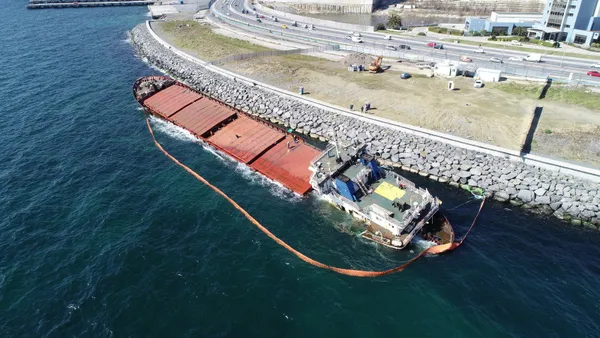 son-dakika-zeyrinburnunda-gemiye-oturan-gemi-sokumu-basladi-1615289469170.jpg SON DAKİKA: Zeytinburnu'nda karaya oturan gemi! Sökümü başladı-2