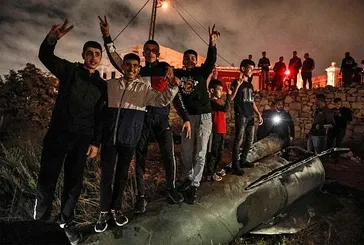Filistinli gençlerden İran'ın misilleme füzesi üzerinde kutlama!