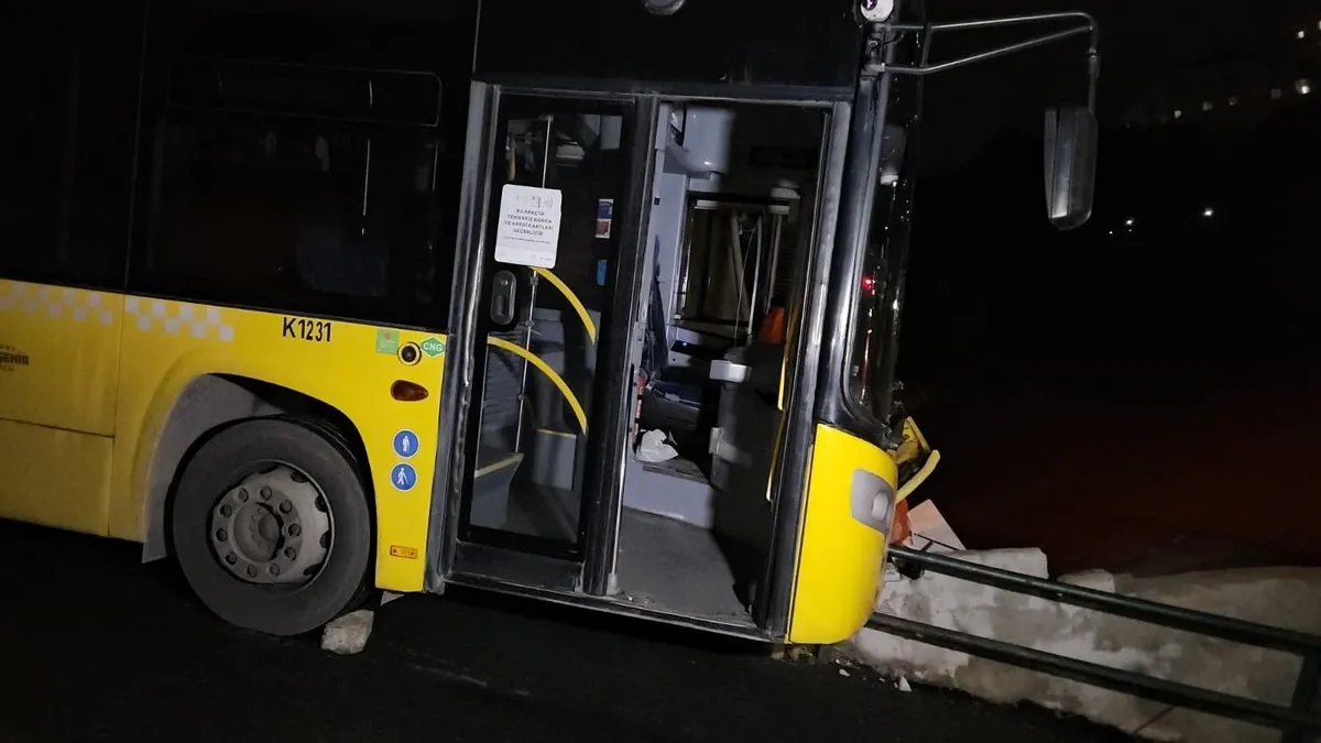 Sarıyer’de İETT otobüsü bariyere çarptı: Kaygan yolda kontrolden çıktı