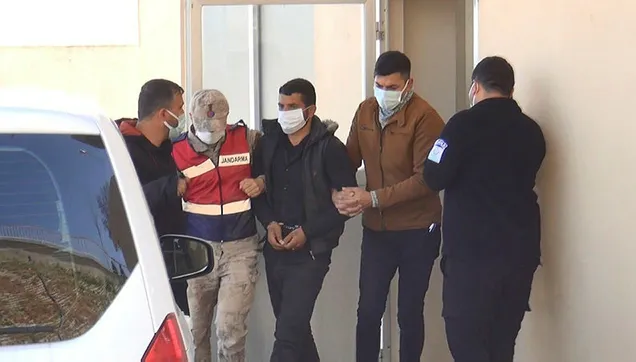 DEAŞ'lı teröristler Türkiye'ye sızmak isterken iç çamaşırlarına gizledikleri bombalarla yakalandı