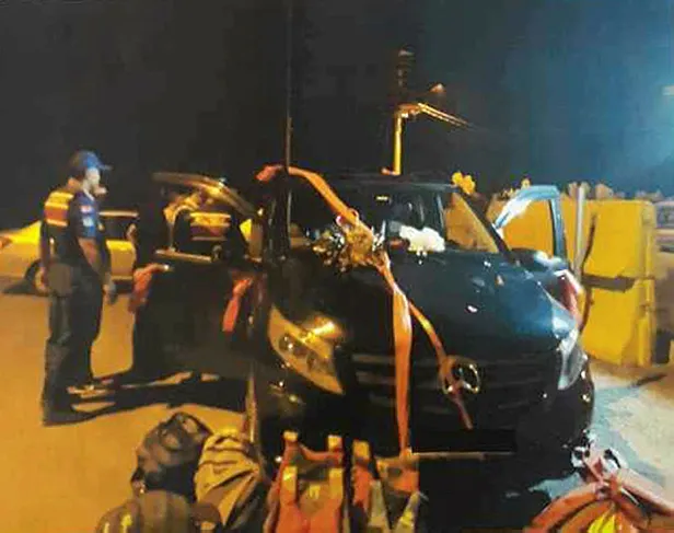 Düğün aracı gibi süslenen minibüsten 11 kaçak çıktı-1