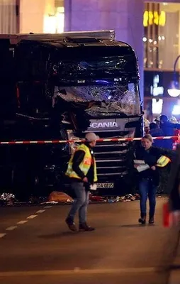 Berlin'de kamyon Noel pazarına daldı!