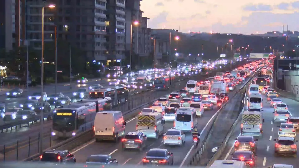İstanbul'da trafik yoğunluğu yüzde 70'i aştı: Yağışlı hava ve mesai bitimiyle D-100 ve TEM güzergahlarında trafik kilitlendi