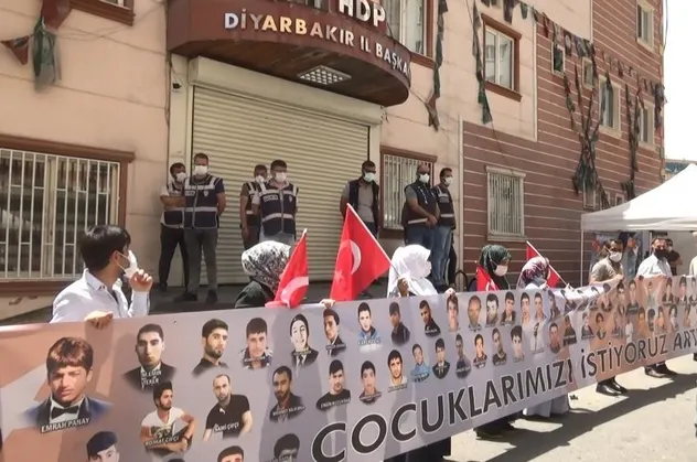 Diyarbakır’da Kandil'in sözcüsü HDP kepenk kapattı! Aileler çocuklarının resminin bulunduğu pankartlı tepki gösterdi