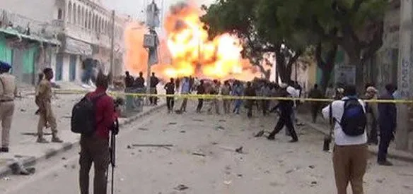 Somali'nin başkenti Mogadişu'da halk pazarı yakınlarında bomba yüklü araçla düzenlenen saldırıda 32 kişi yaşamını yitirdi, yaklaşık 50 kişi yaralandı
