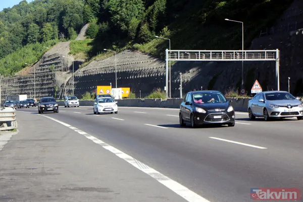 SON DAKİKA: Kurban Bayramı tatili için yollar doldu taştı! Bolu Dağı'nda kilometrelerce araç kuyruğu - 1