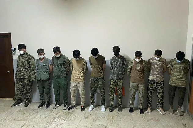Zeytinburnu'nda asker kıyafetiyle dolaşan 9 düzensiz Afgan göçmen sınır dışı edilecek