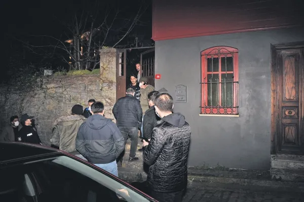 Burak Yamantürk, Kıvanç Tatlıtuğ, Uraz Kaygılaroğlu, Berrak Tüzünataç... Özge Özpirinçci'nin partisinde olay çıktı-5