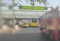 Yenikapı’da İETT otobüsü üst geçide sıkıştı