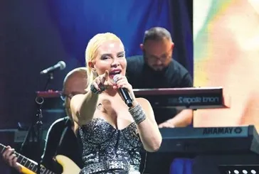 Ömür Gedik sahnede o hayvanı gördü! Şarkıya ara verdi
