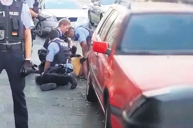 Alman polisi Türk aileye saldırdı: "Floyd gibi öldüreceklerdi"