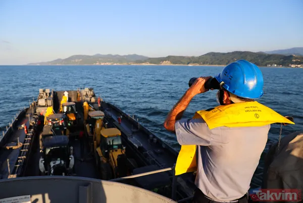 Türk bayraklarıyla karşılandı! İş makinelerini taşıyan Deniz Kuvvetleri Komutanlığı'na bağlı çıkarma gemisi Sinop'ta - 9