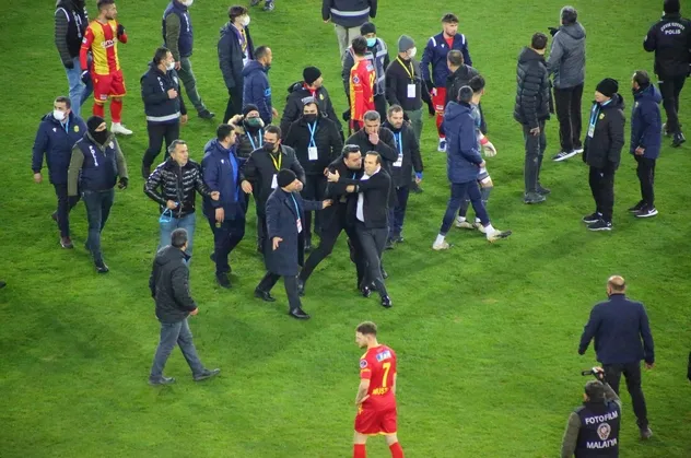 Saha karıştı! Yeni Malatyaspor Başkanı Adil Gevrek hakem Hüseyin Göçek'e saldırdı