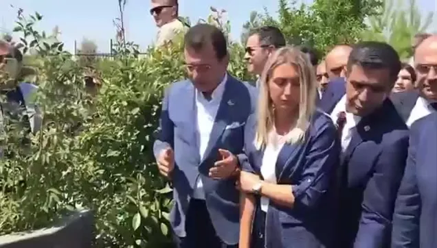 Ekrem İmamoğlu ve eşi Dilek İmamoğlu’ndan zoraki dua pozu